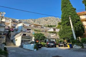Apartments by the sea - 21590, Omis