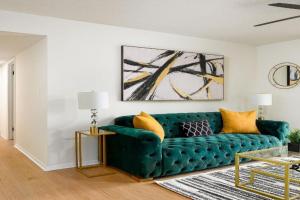 Emerald Retreat - Central & Stylish - 2 BR/2 BA Apartments, Winston-Salem