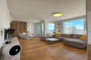 City view from 27th floor, free parking, keyless Apartments, Bratislava
