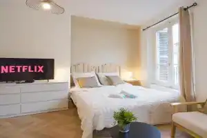 Le Clocher - Quai De La Loire - Netflix Apartments, Tours