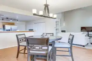 12 Mi to DIA Cozy Townhome with Fireplace! Guest house, Aurora
