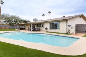 Private Pool and Yard Family Retreat in Guest house, Phoenix