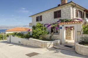 Apartments by the sea, Brac - 22356, Postira