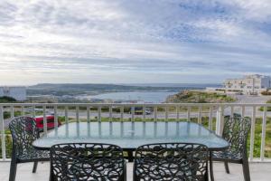 Top of the world 2BR home with spectacular views by 360 Estates Apartments, Mellieha