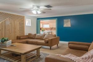 Walk 2 Beach & Ocean Center 60' Driveway Guest house, Daytona Beach