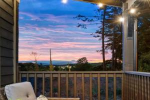 Family or couple retreat next to Downtown, Dollywood & Smoky Mountains! Guest house, Sevierville