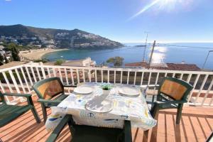 emar7 Apartments, Roses