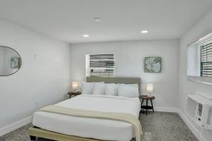 Coastal Charm Cozy 2BR Retreat in Apartments, Pompano Beach