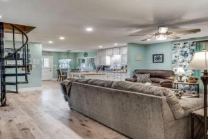 Stockyards! Less than 3 mins-Sleeps 8 -Gable House, Fort Worth