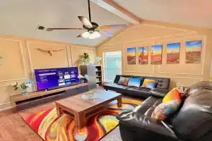 Near AT&T Stadium, UTA, Globe Life, Six Flags, DFW Airport, American Airlines Center with Games and Crib Guest house, Arlington