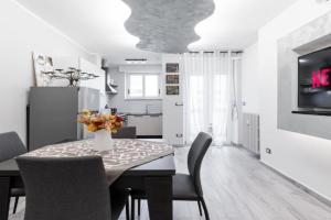 Moderno Bilocale a 5 minuti dal centro storico Apartments, Torino