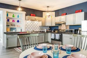 Pet-Friendly Retreat Near City Center Guest house, Indianapolis