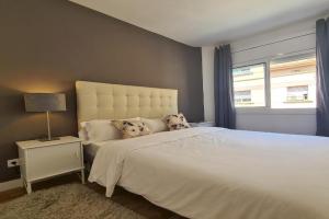 WALK to CAMP NOU - Wi-Fi AC 3 Bed by MyRentalHost, Cornella de Llobregat