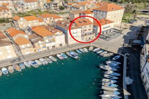 Apartments by the sea, Brac - 22519, Milna