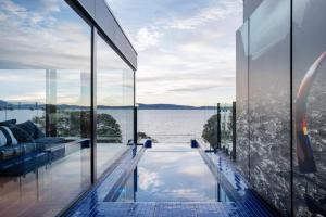 'Hobart' - Waterfront penthouse with private heated pool, Hobart