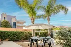 Ida's Garden Apartment with parking, Monopoli