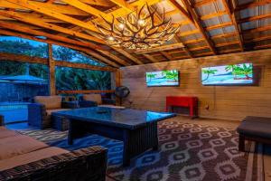 Villa Bella! Amazing pool home with cabana just minutes from downtown!, Bradenton