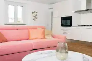 Lora diamond Suite ,free parking, self check in,3 Apartments, Como