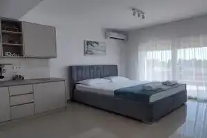 D&M Studio Apartments, Bar