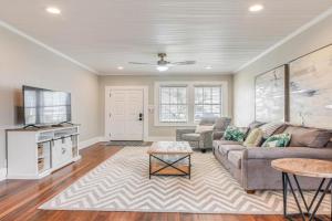 4 Mi to Moody Gardens Home with Grill Guest house, Galveston