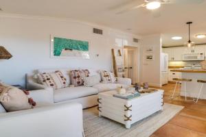Cozzi Cottage located only steps to the white sandy beaches complete with rooftop terrace, Holmes Beach