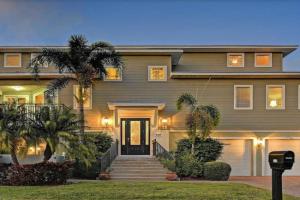 1 Min walk to Beach with Pool, Spa, and Elevator Guest house, Holmes Beach