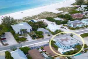 Two Houses from The Beach - Amazing Tropical Sunsets, Holmes Beach