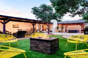 Unforgettable Stay HOT TUB and Fire Pit and 4 Miles to DT Guest house, Denver