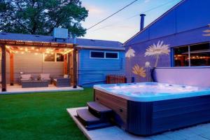 One of a Kind Home with HOT TUB Pool Table and Fire Pit 4 Miles to DT Guest house, Denver