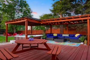 Best Experience in HOT TUB and FIRE PIT 4 miles to DT Guest house, Denver
