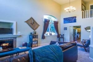 Wildflower Getaway HALF acre yard firepit hot tub bikes Dogs OK Guest house, Bend