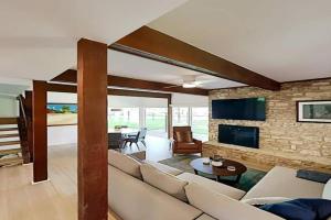 Beautiful Mid-Century Modern Lakehouse, Austin