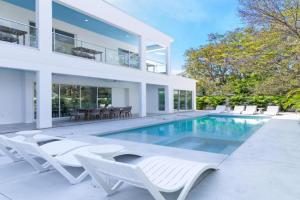 The Palace on Clematis – Siesta Key Vacation Home with Large Pool, Firepit & Great Location Guest house, Sarasota