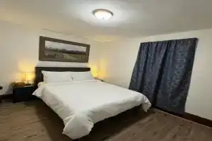 Comfy Getaway, 5 Bed, Sleeps 9, walk to falls! Guest house, Niagara Falls