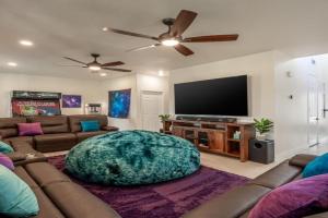 Coachella Play - 6BR Multi-Gen Fun Zone and Retreat with free heated pool Guest house, Indio