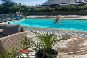 Stan- och strandnära poolvilla., Halmstad