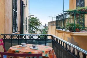 "Serenella a due passi dal mare" Posizione centralissima, spiagge e sentieri a portata di mano Apartments, Finale Ligure