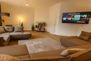 YFB-170m2 Apartment für bis zu 15, modern, 1min zu UBahn, Ruhige Lage, Parkplätze, WIFI, Netflix, Kindergerecht, Nurnberg