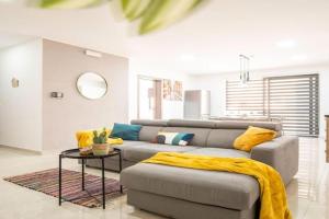 Modern, Bright & Spacious Apartment near the sea, Marsaskala