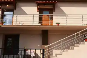 Twin's House, Limenas