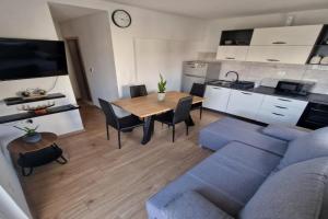 Apartment Antonio with balcony, near the beach, Kastel Stari