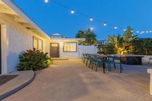 Charming Beach Bungalows - 4BR, Sleeps 10, Pets OK Guest house, Carlsbad