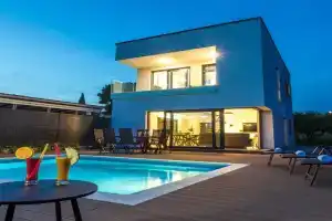 Villa Tuta with heated pool, only 150 m from the beach, Pakostane
