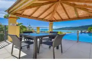 Beach Bliss Apartment- SeaViews-Wifi-Pool-Bbq, Airlie Beach