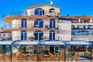 El Mar Hotel, Bar