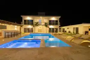 Green Palace - 7br Luxury Villa in 3mins from strip plus 24hr security, Sosua