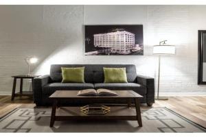 Beautiful 2BR 2BA In The Block by CozySuites, Indianapolis