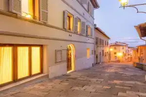 Palazzo Falcinelli Luxury Room in Center with Air Conditioning and Elevator, Montepulciano