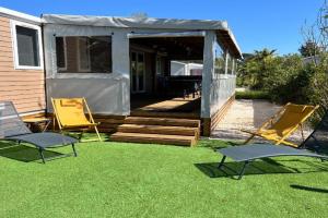 Mobil-home cosy 6 p climatisé à à 200 m de la mer dans camping 4 étoiles calme et familial, Hyeres