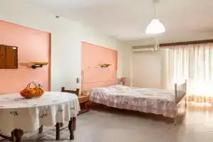 Cozy apartments with private parking, Archangelos
